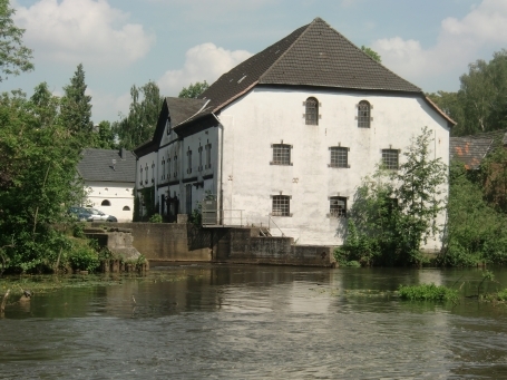 Neuss-Holzheim : Eppinghovener Straße, im Vordergrund die Erft und die Eppinghovener Mühle